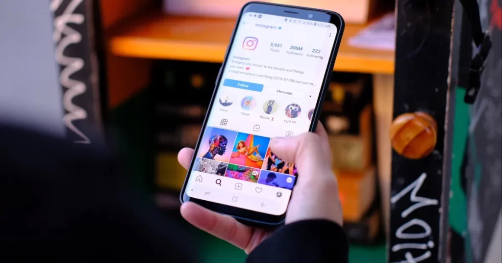 Imagem de um celular na mão de uma pessoa aberto no feed representando como criar post para Instagram com IA