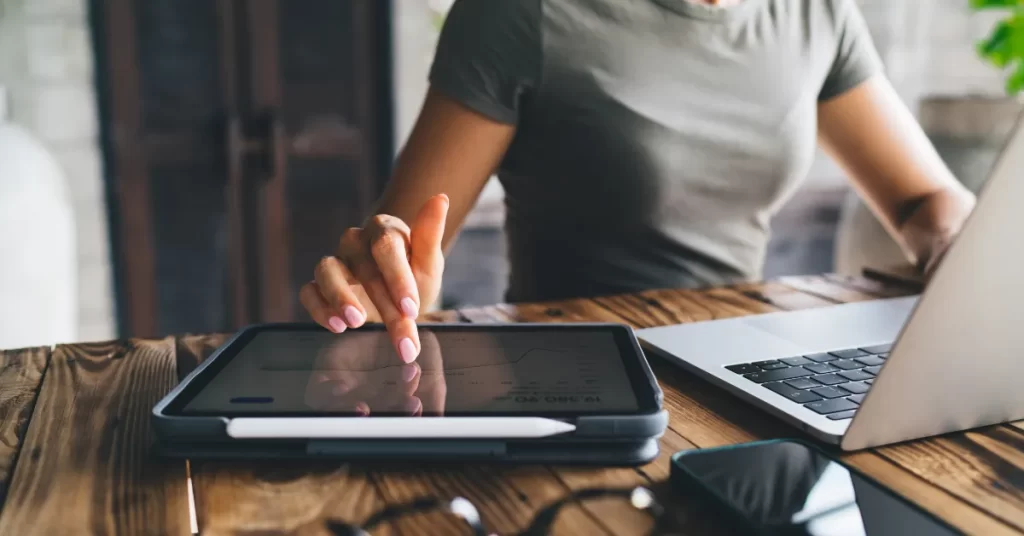 Imagem representando uma mulher trabalhando em ideias de produtos digitais com ia para gerar renda em home office