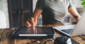 Imagem representando uma mulher trabalhando em ideias de produtos digitais com ia para gerar renda em home office