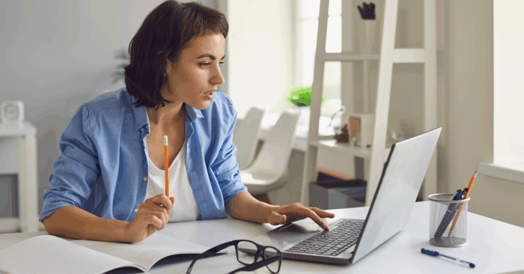 Imagem de uma mulher trabalhando em home office usando IA para criar post de blog