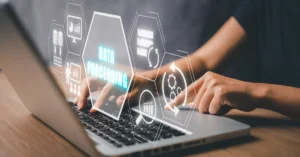 Laptop sendo usando por uma mulher representando o ChatGPT gratuito em português 2025