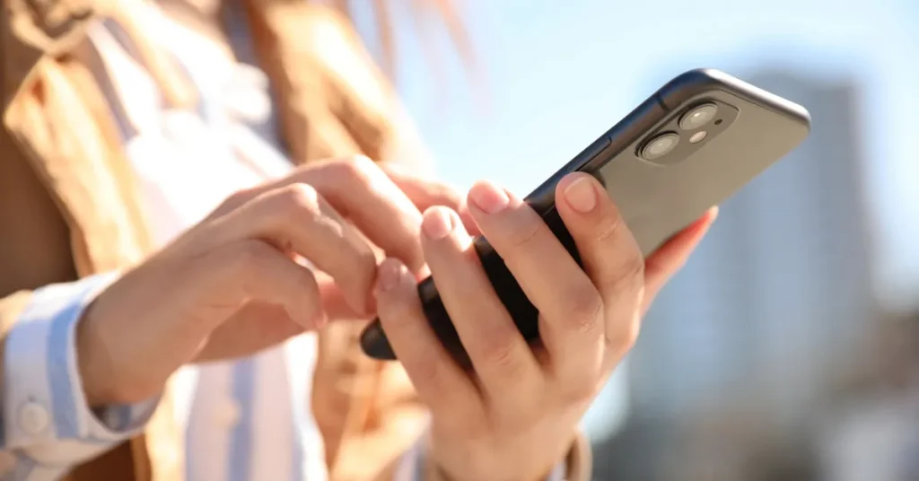 Imagem representando uma mulher testando IA para automatizar atendimento no WhatsApp