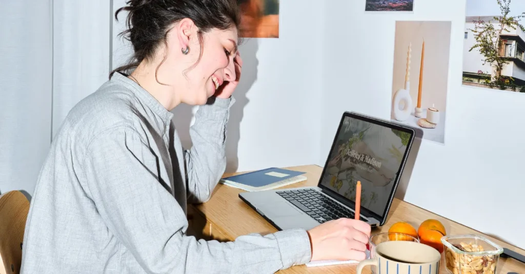 Imagem representando uma mulher aprendendo como usar IA para criar eBooks e vender na Amazon