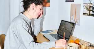 Imagem representando uma mulher aprendendo como usar IA para criar eBooks e vender na Amazon