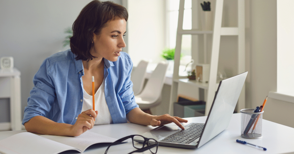 Mulher trabalhando em home office usando IA para criar post de blog