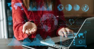 mulher com a palma da mão para cima representando melhores detectores de IA gratuitos 2025