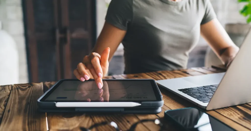 Mulher trabalhando em ideias de produtos digitais com ia para gerar renda em home office